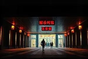 《雨天的修理铺》里堆满工具的柜台与窗上雨水