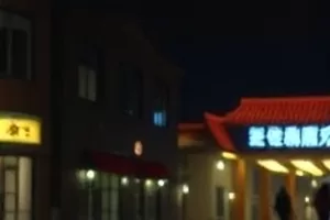 《山城邮差》里雨夜石阶上一个背绿色邮包的背影