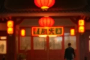 《河堤上的露天电影》夜晚河堤上围坐的人群与白色幕布